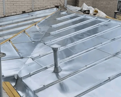 Pose d'une plateforme en zinc avec tasseaux agrafés - Chantier zinguerie à Jonzac