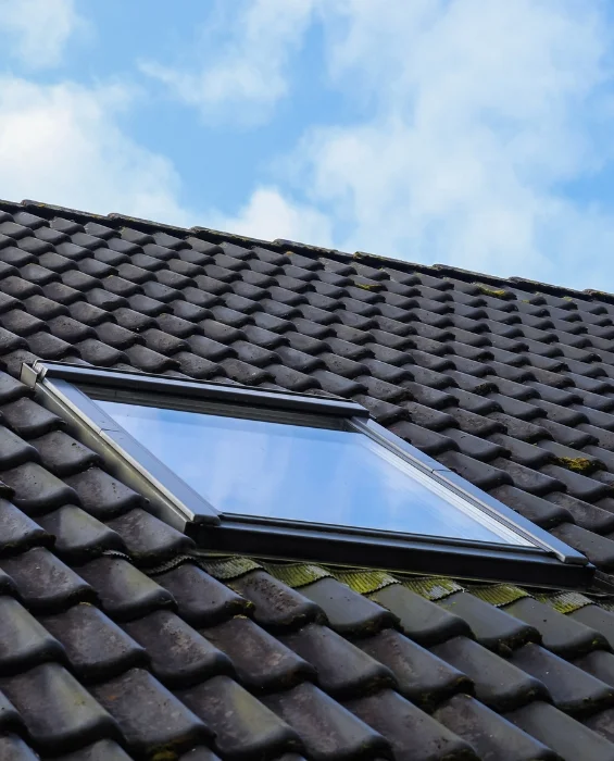 Travaux d'étanchéité sur fenêtre de toit - Couverture et zinguerie Gradignan et Jonzac